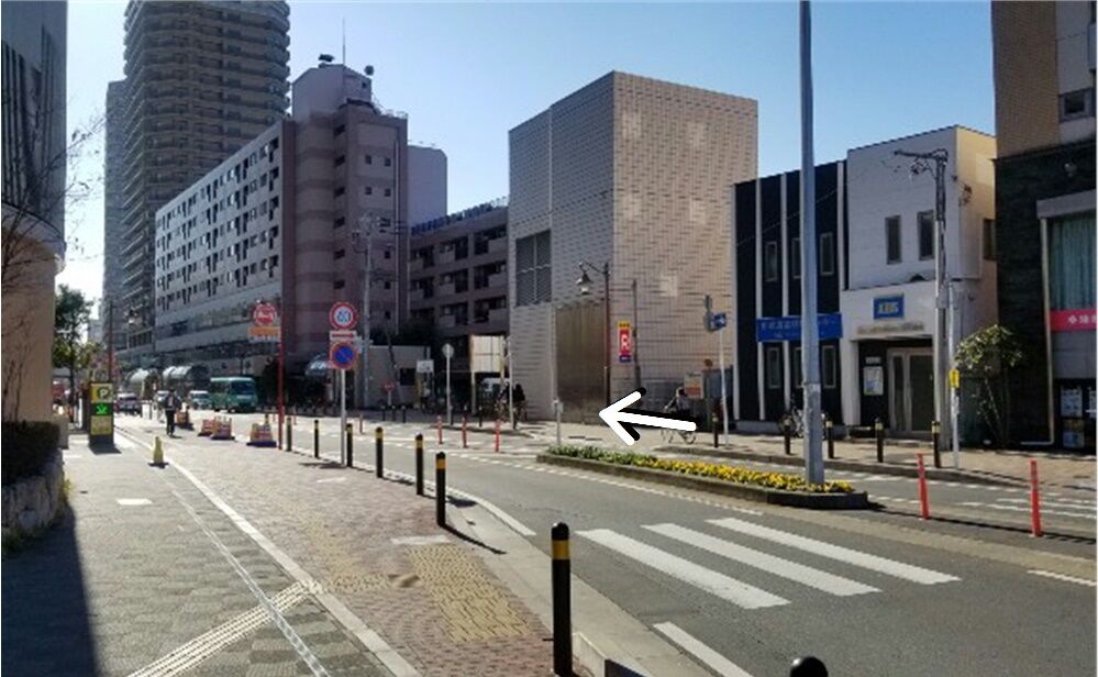 14 大通りを京成線と反対へ直進（矢印あり）