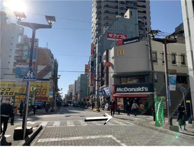 03 駅前交差点１（マック　矢印あり）